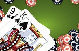 Dealer Speed Baccarat di studio neraka189 dengan kartu dan chip